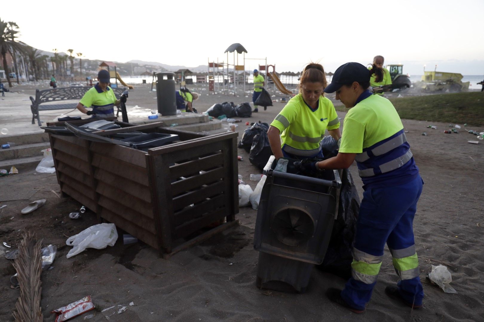 Limpieza en las playas de Málaga tras la noche de San Juan