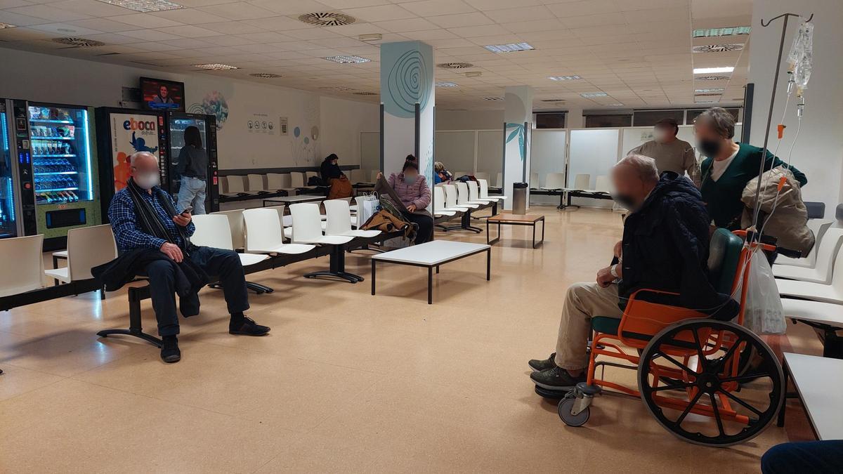 Pacientes con mascarillas en la sala de espera del Miguel Servet, hace un par de semanas.