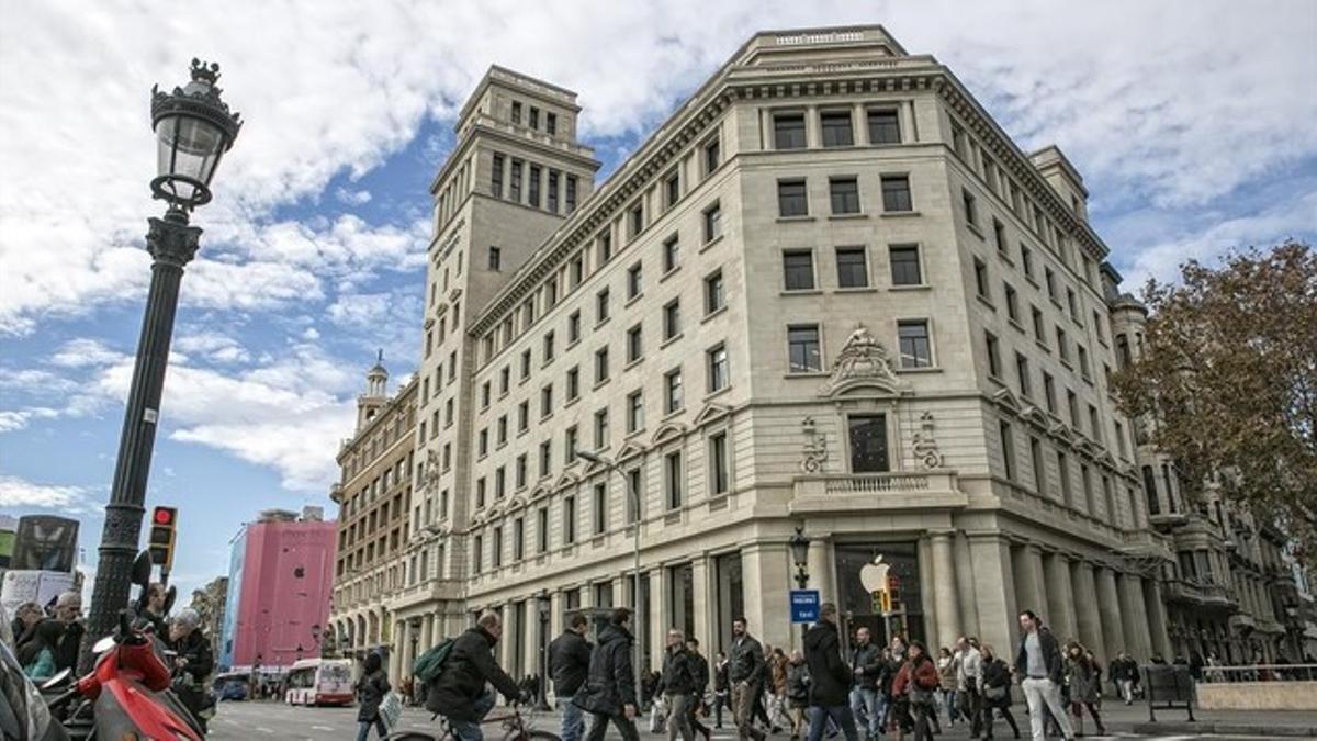 El edificio del número 1 del paseo de Gràcia, donde abrirá un hotel Iberostar.