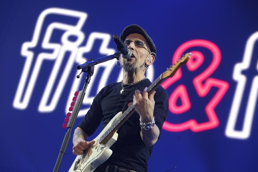 Fito y Fitipaldis llenan el Palacio de los Deportes de Gijón