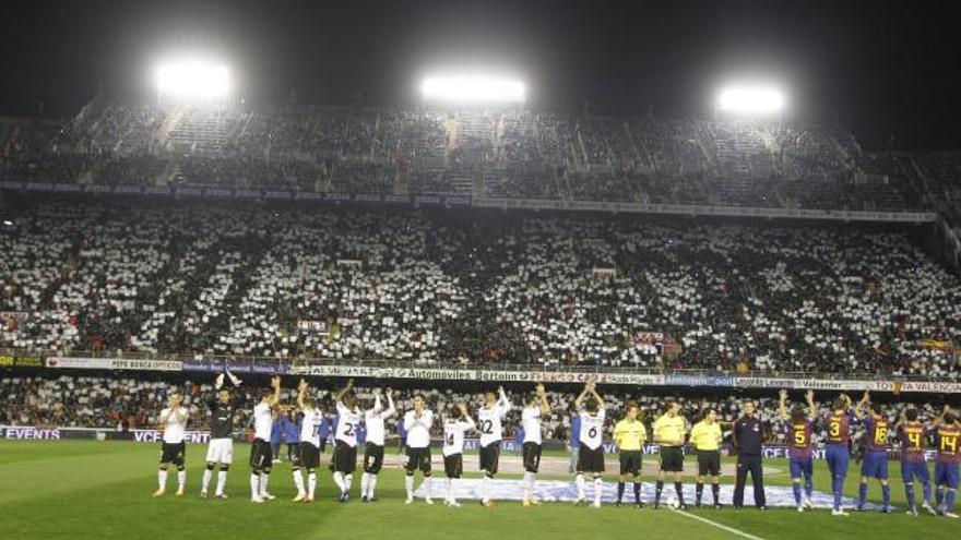 Mestalla, que exhibió el tifo «Jo crec», presentó ayer el primer lleno de la temporada.