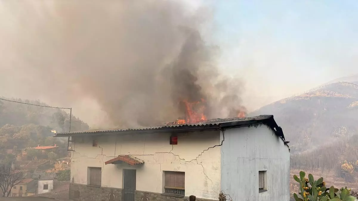 Así actuaron los bomberos del Sepei en Avellanar, donde el fuego calcinó tres casas