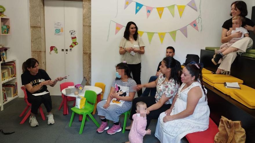Teta e Coliño realiza un taller de lactancia materna en la biblioteca de Lalín