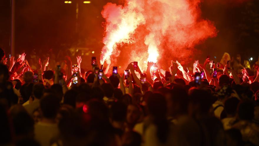 Hinchas del Real Madrid se enfrentan con la Policía de madrugada tras la victoria en Champions