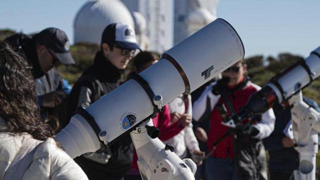 Un grup de persones a l’Observatori del Teide.