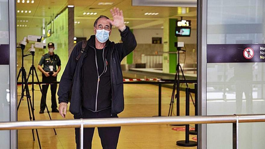 Un turista arribant a l&#039;aeroport de Girona, l&#039;estiu passat.