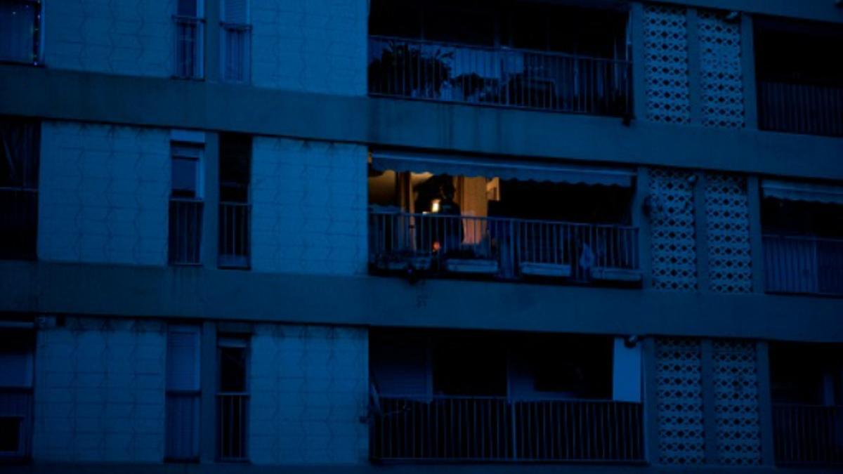Edificio aún sin luz de la Península cuando cayó la noche del pasado lunes.