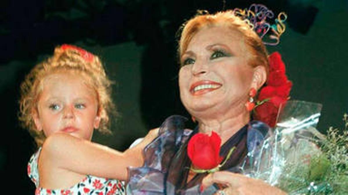 Rocío Jurado con su nieta Rocío Flores en en concierto