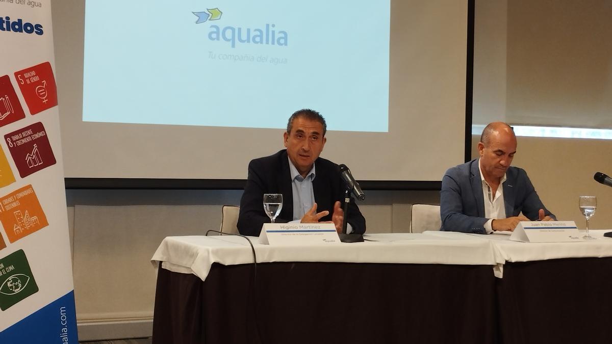 Higinio Martínez (izquierda) presenta la Estrategia de Gestión del Agua.