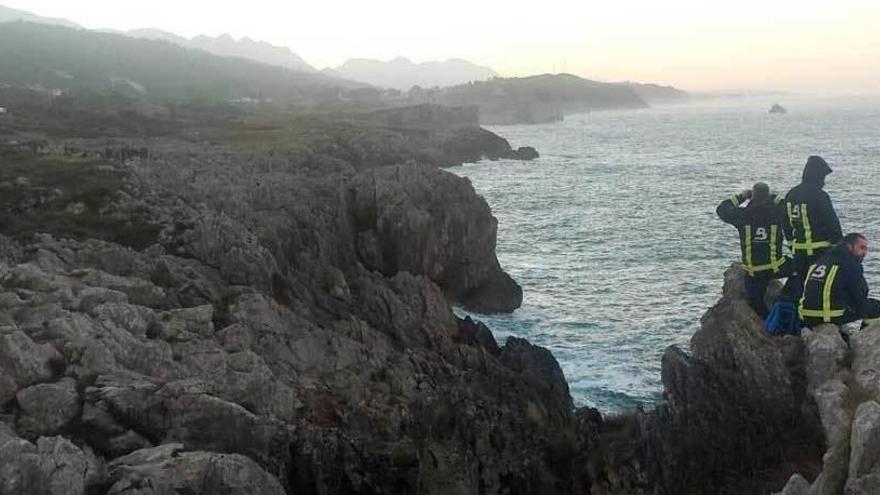 El mal estado de la mar impide a los buzos buscar al pescador de Llanes