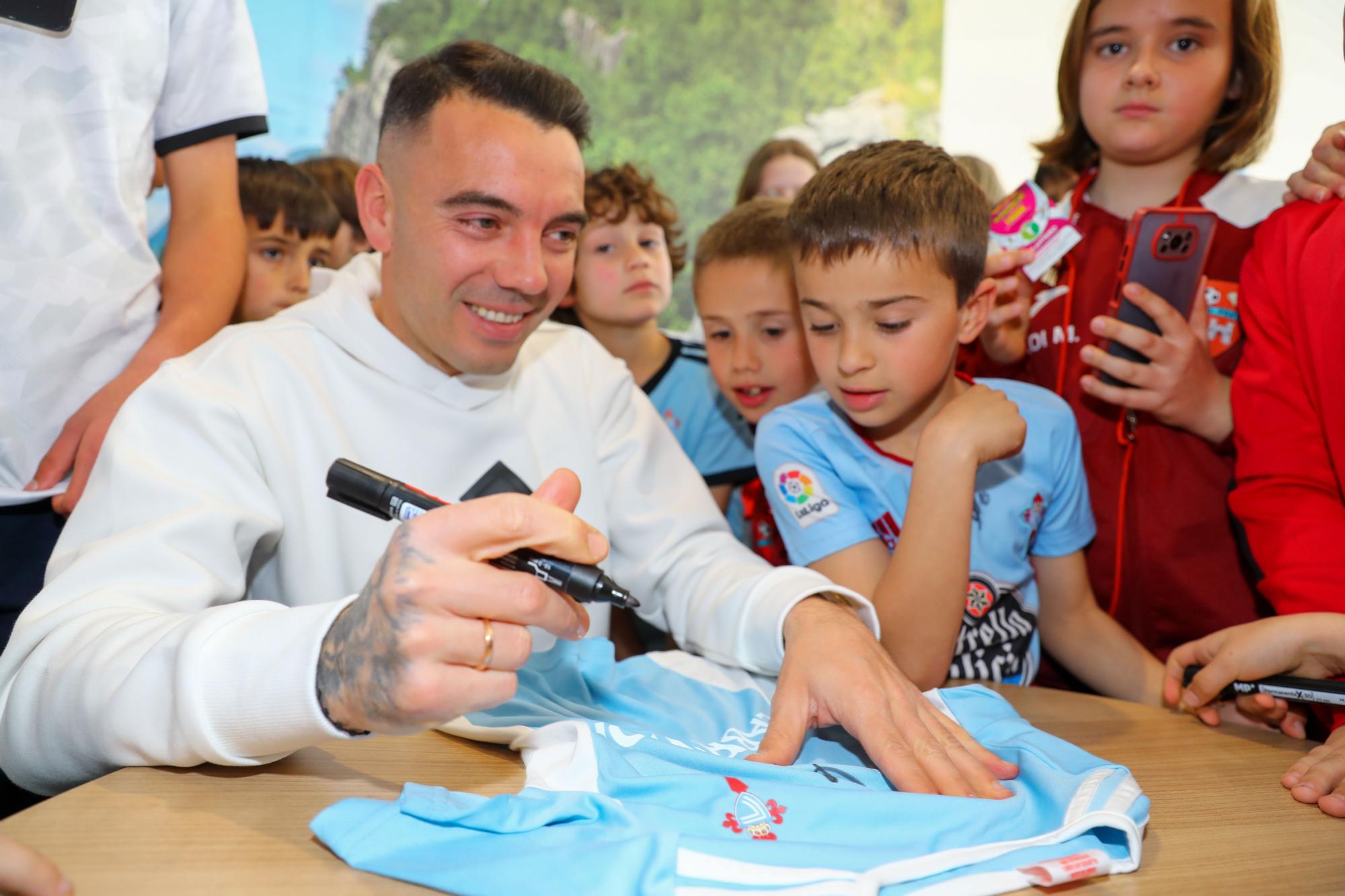 Los fans de Iago Aspas, a la caza del autógrafo