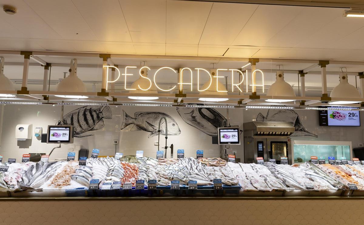 En la pescadería, la apuesta por la calidad se refuerza con producto premium procedente de la Lonja de Santa Pola, uno de los referentes del litoral alicantino.