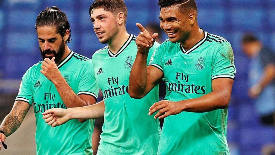 Casemiro agradece el pase a Benzema tras marcar el primer gol.