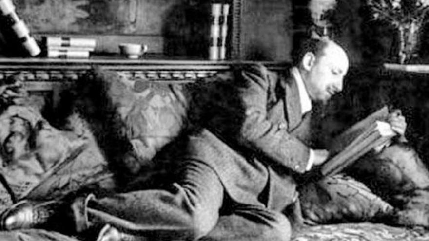 Gabriele D&#039;Annunzio recostado, leyendo, en su estudio.