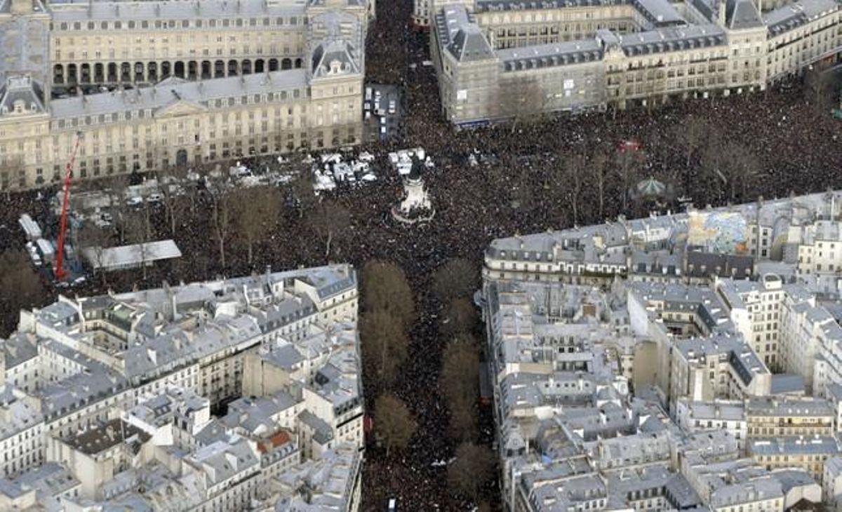 La manifestació de París, vista des de l’aire.