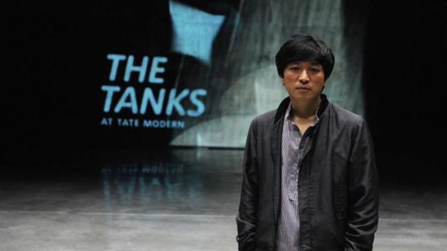 El artista surcoreano Sung Hwan Kim, ayer, en la apertura de The Tanks (Los Tanques) . / efe