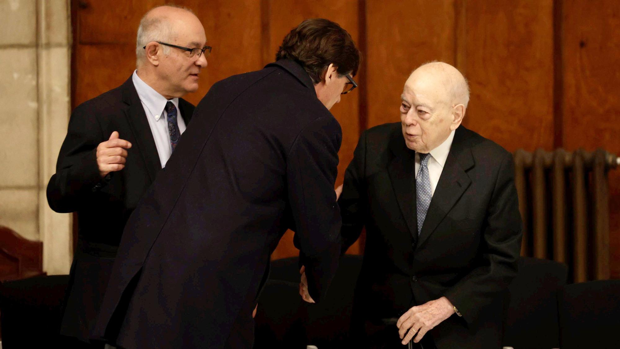 Barcelona 07/02/2023 Capilla ardiente del escritor Josep Maria Espinàs en el Saló Sant Jordi del Palau de la Generalitat. En la foto, el expresident Jordi Pujol con Josep Espinàs, hijo del escritor y Salvador Illa FOTO de FERRAN NADEU