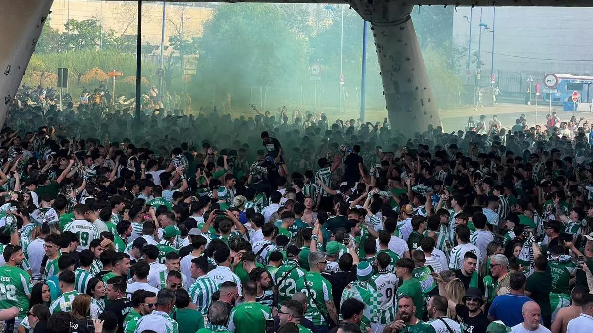 Vídeo | Espectacular bengaleo de la afición del Betis en los aledaños del estadio de La Cartuja