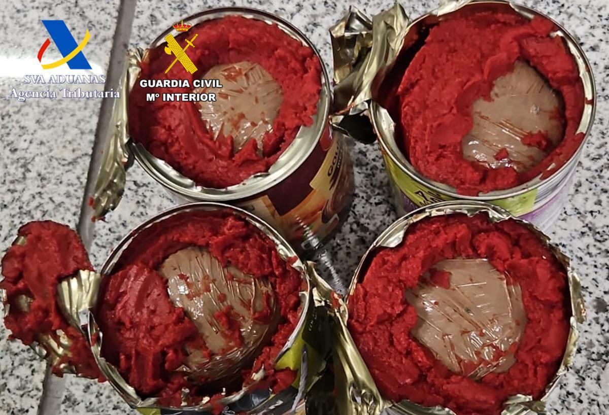 Droga oculat en latas de tomate.