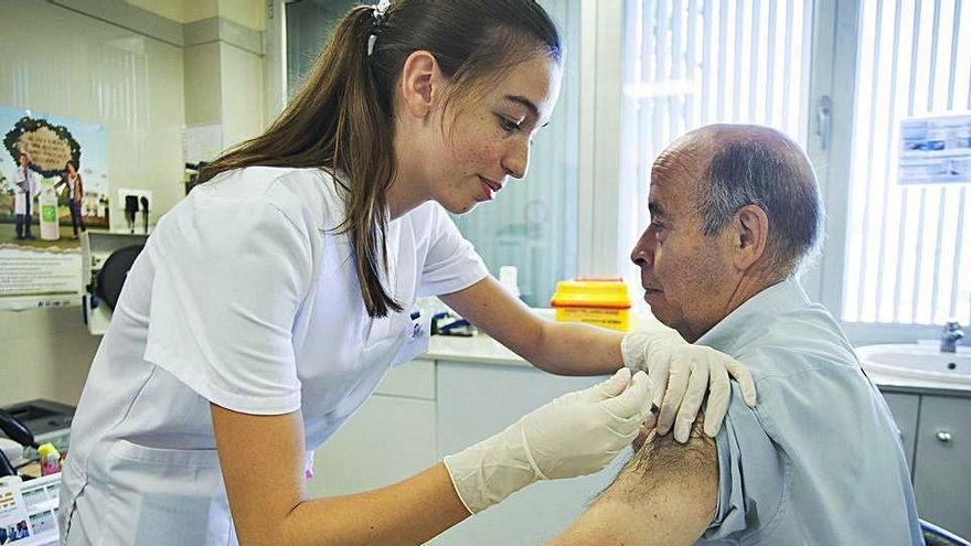 Sanidad quiere vacunar de la gripe al 75 % de los mayores para no colapsar los hospitales