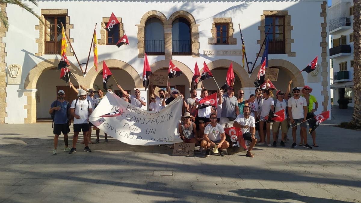 Los socorristas de Cruz Roja en Ibiza denuncian la falta de personal en las playas