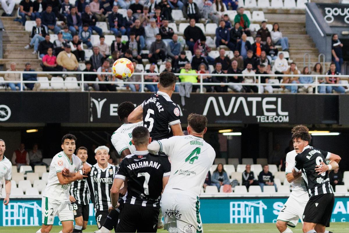 Imanol Baz pelea un balón aéreo en el partido contra el Antequera