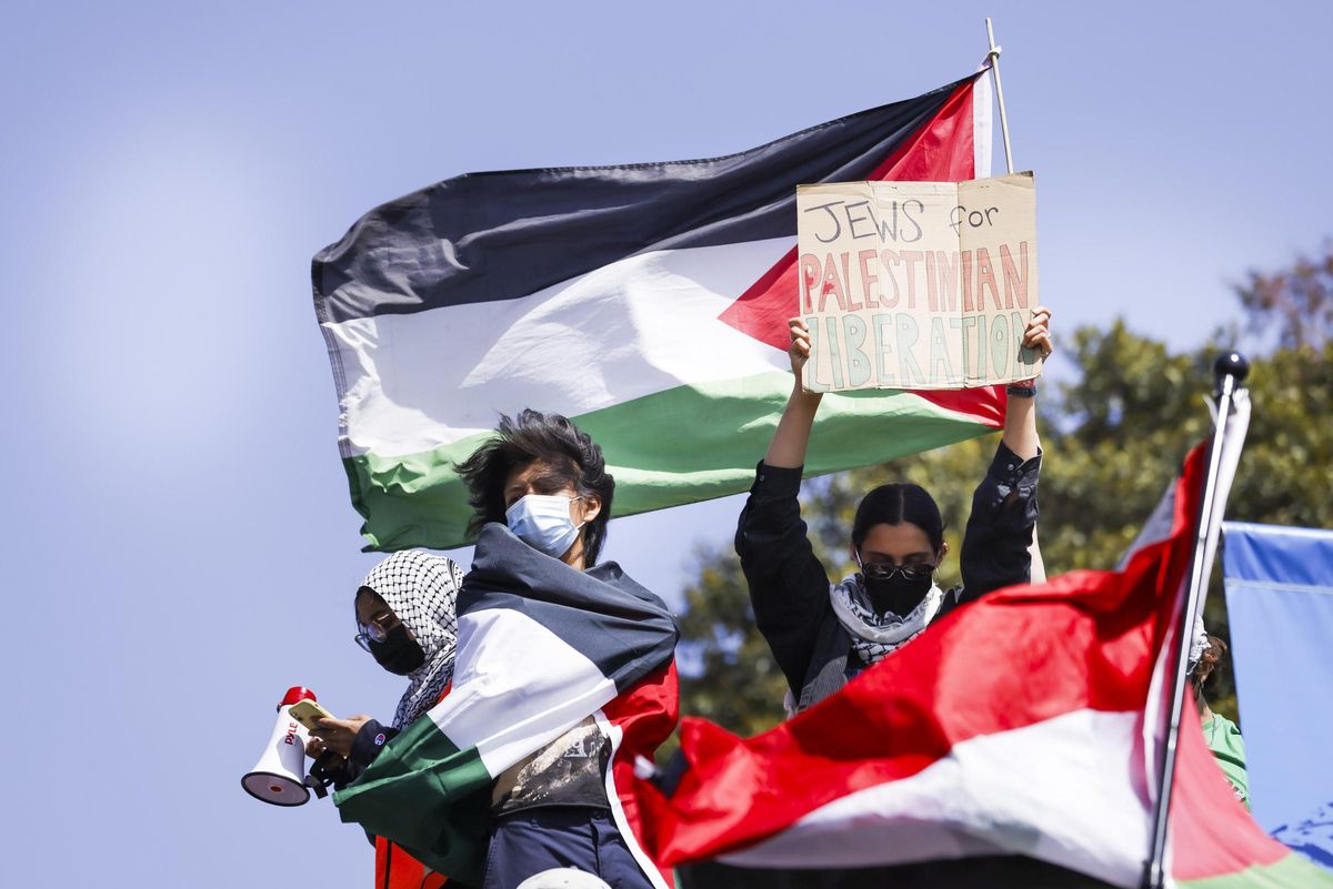 Los Angeles (United States), 01/05/2024.- People gather in support of the encampment of pro-Palestinian protesters on the campus of University of California Los Angeles (UCLA) in Los Angeles, California, USA, 01 May 2024. Nationwide protests have sprung up across the country on school campuses, many calling for institutions to divest investments in Israel and in support of a ceasefire in the Gaza conflict. (Protestas) EFE/EPA/CAROLINE BREHMAN