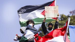 Los Ángeles, 01/05/2024.- Manifestación propalestina en la Universidad californiana UCLA