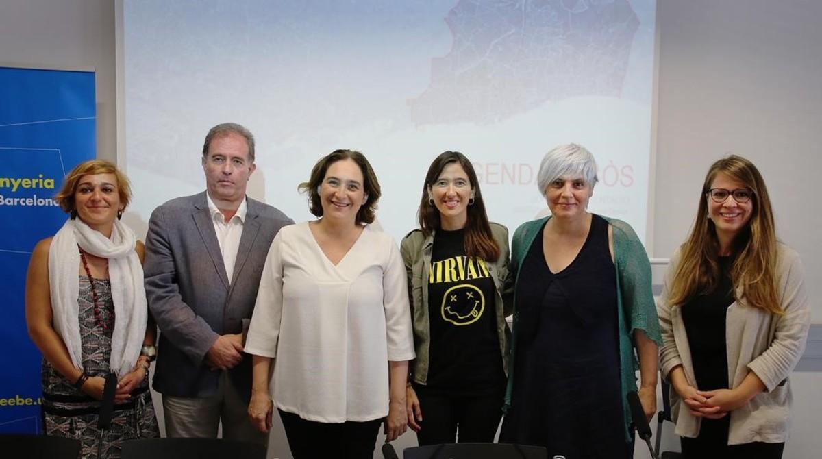 D’esquerra a dreta, Laura Campos, Dolors Sabater, Joan Callau, Ada Colau, Núria Parlon i Janet Sanz.