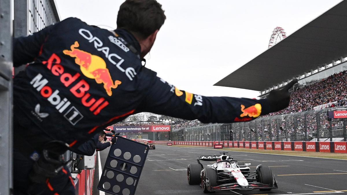 Verstappen cruza la meta en Suzuka
