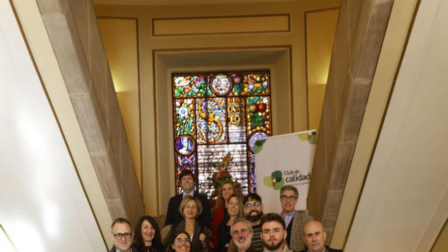 Foto de familia de participantes y organizadores, en el ayuntamiento. | LUISMA MURIAS