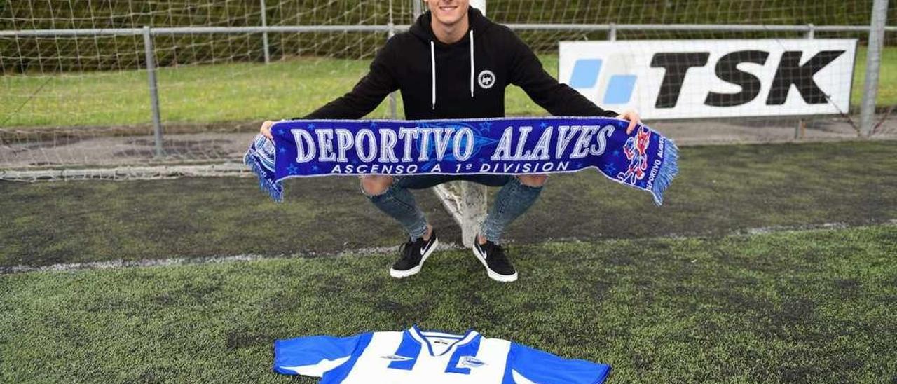 David Iglesias posa en el campo de Covadonga con los distintivos de su nuevo club, el Alavés.