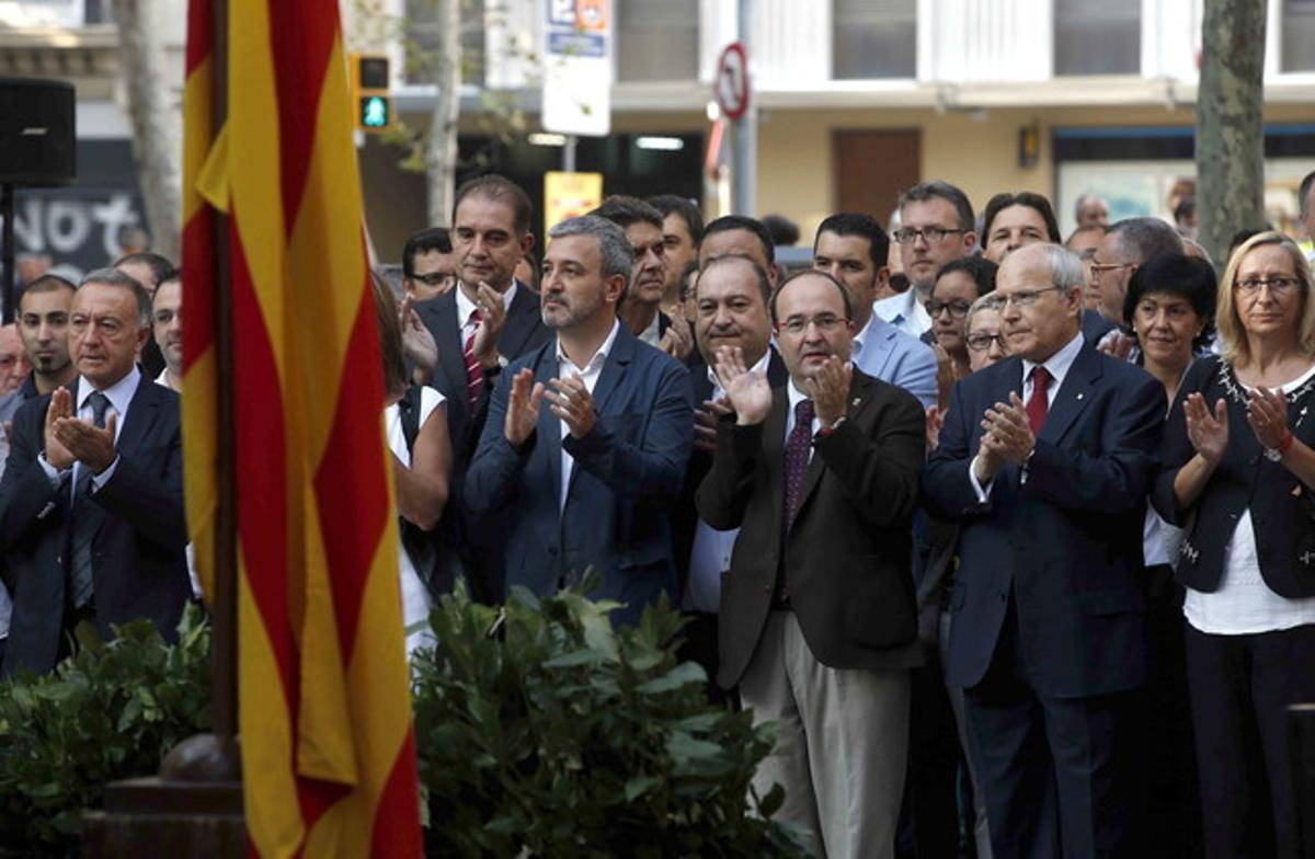 Los dirigentes del PSC durante la tradicional ofrenda floral al monumento dedicado a Rafael de Casanova.