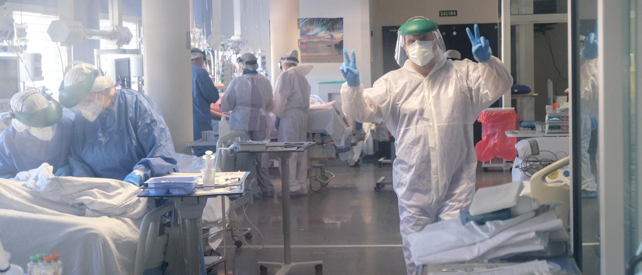 Un sanitario de la UCI del Hospital de Elda encargado de atender a los pacientes con covid-19 haciendo la señal de victoria.