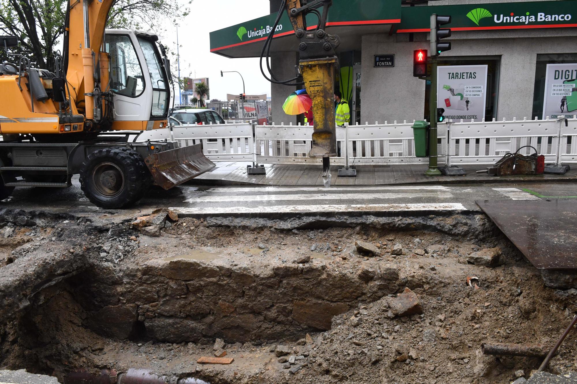 Restos de la muralla defensiva de A Coruña salen a la luz con las obras en la calle Fontán