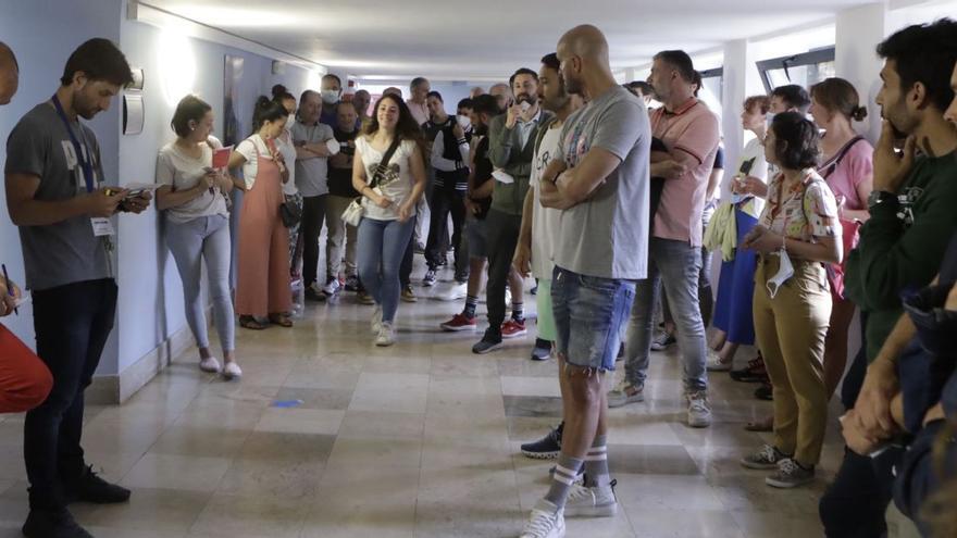 Varios aspirantes en uno de los pasillos de la Universidad Laboral de Gijón antes de la prueba. | Fernando Rodríguez