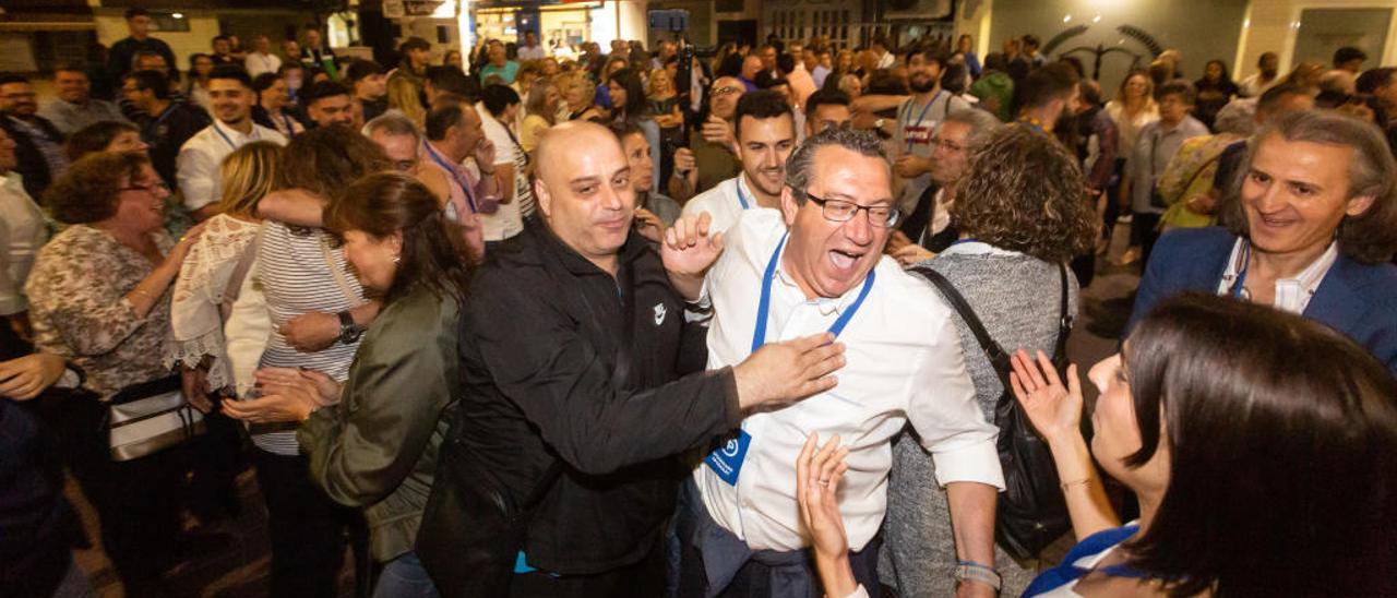 Toni Pérez celebra la victoria en las elecciones municipales