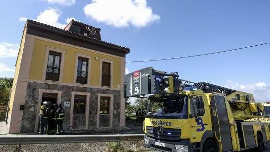 Los Bomberos, ayer, durante las labores de extinción del incendio en la vivienda del camino de Valparaíso.