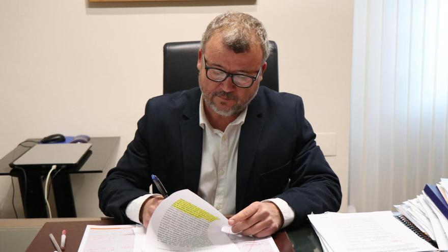 Quico Fernández firma el documento de funciones para la Edusi