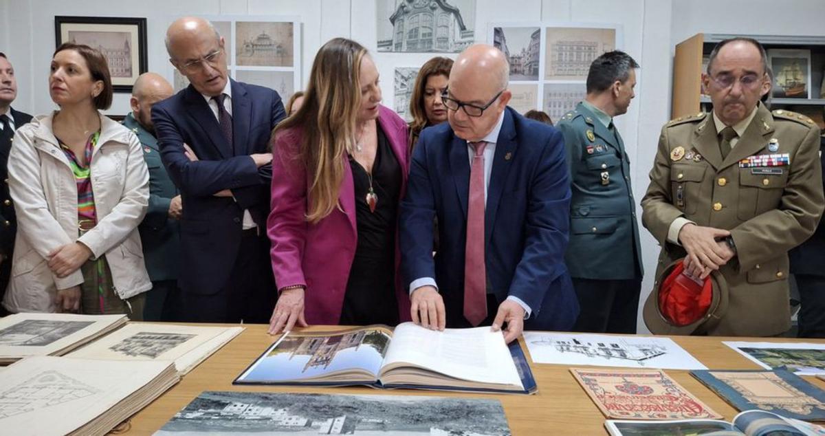 Algunos de los cargos asistentes a la exposición. | FdV