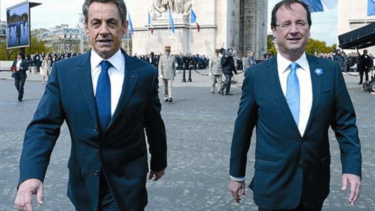 Sarkozy y Hollande caminan juntos en los actos del 67º aniversario del final de la segunda guerra mundial.
