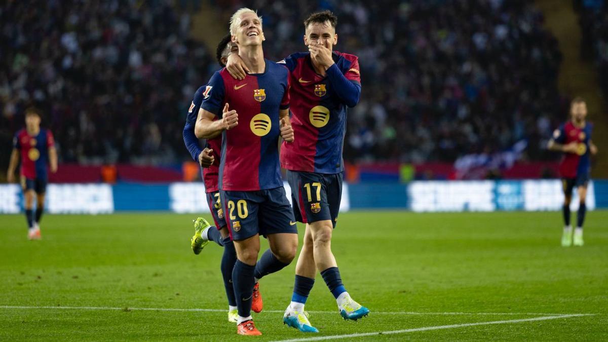 Dani Olmo y Casadó celebran uno de los goles del Barça