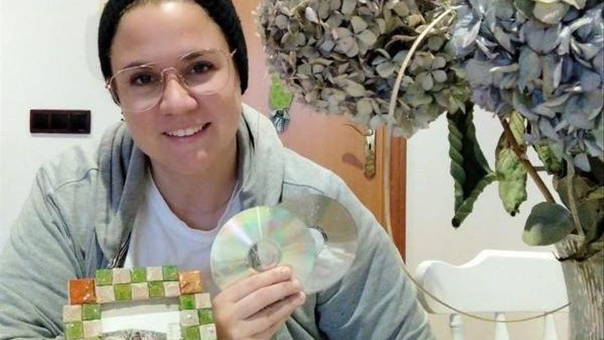 Andrea Martínez ha reciclado todos sus CD para hacer marcos de fotos con teselas, entre otras manualidades.