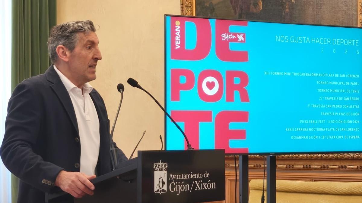 El concejal de Deportes de Gijón, Jorge Pañeda, presentando el programa "Nos gusta hacer deporte 2026"