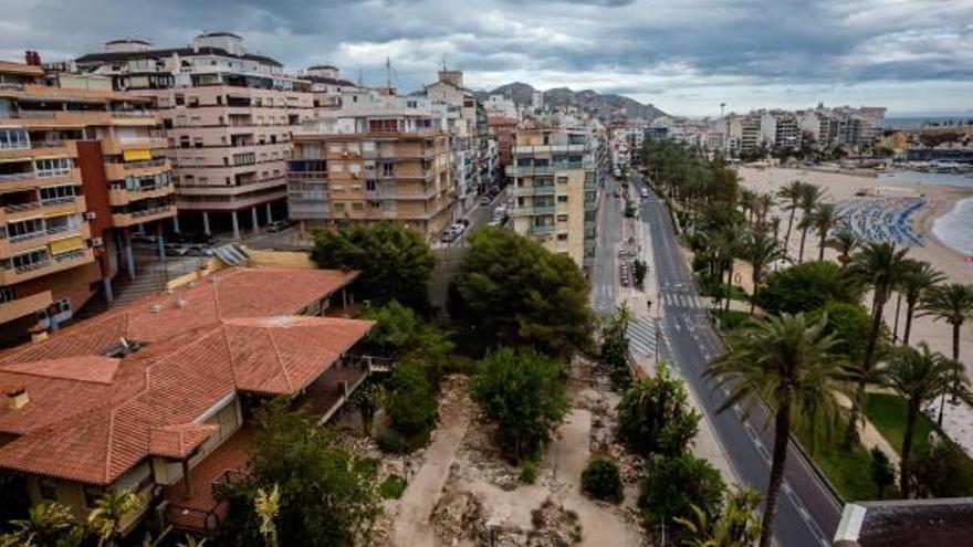 Vista aérea de la parcela donde se construirá el hotel, en primera línea de playa. En primer término, la casa que va a ser demolida.