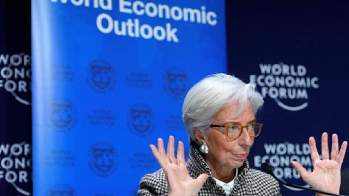 La directora gerente del Fondo Monetario Internacional, Christine Lagarde, expone sus opiniones en Davos (Suiza), ayer.