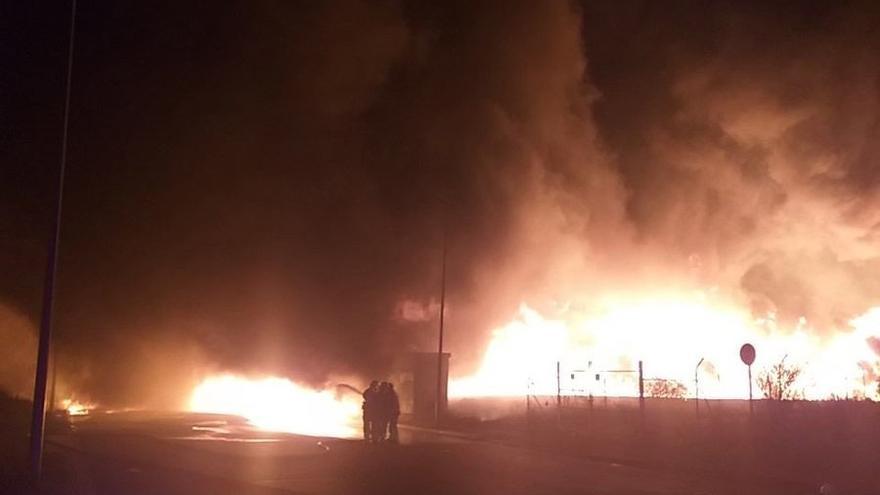Bombers llencen aigua sobre les flames d&#039;un foc en una zona de naus industrials de Montornès del Vallès