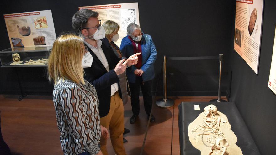 El acto inaugural de la exposición esta mañana en el Museo Dámaso Navarro de Petrer.