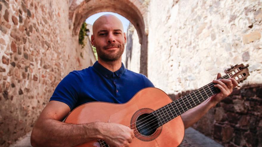 David pone música a la parte antigua