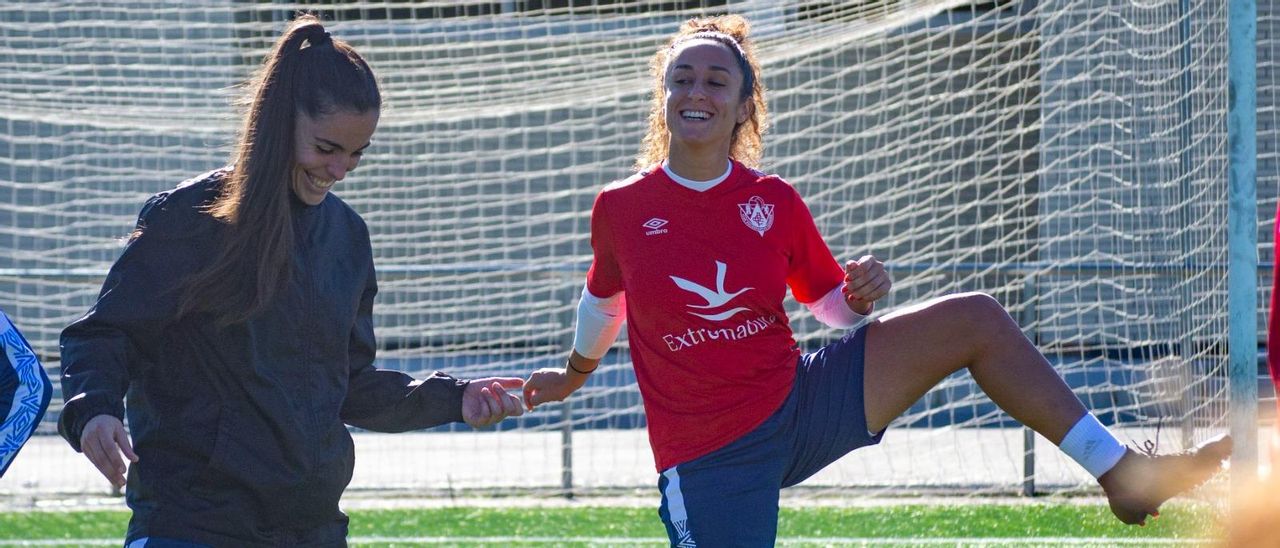 María Polvillo, a la derecha, durante un entrenamiento del Cacereño Femenino.